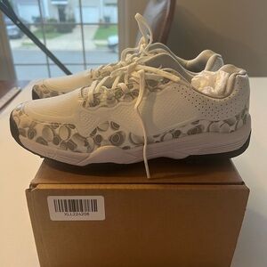 NIB Dhaey Women's White and Gray Golf Shoes Size 7.5